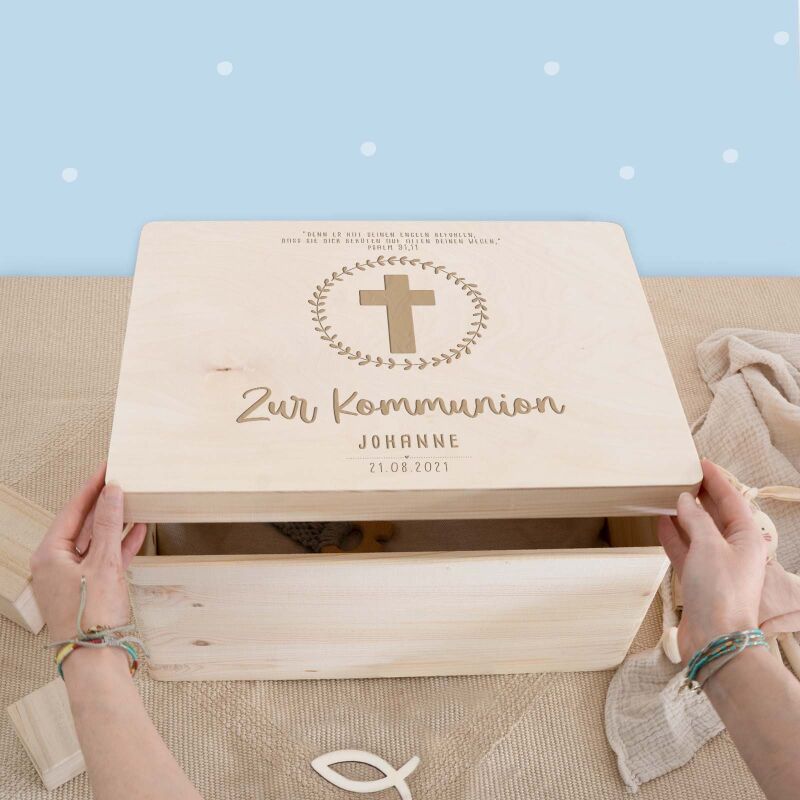 Erinnerungsbox Geschenk zur Kommunion "Kreuz mit Kranz" Gravur