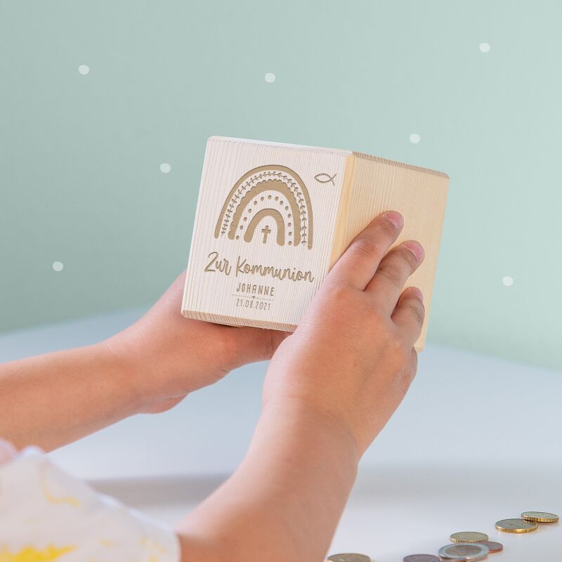 Personalisierte Holzspardose Geschenk zur Kommunion "Regenbogen" Gravur