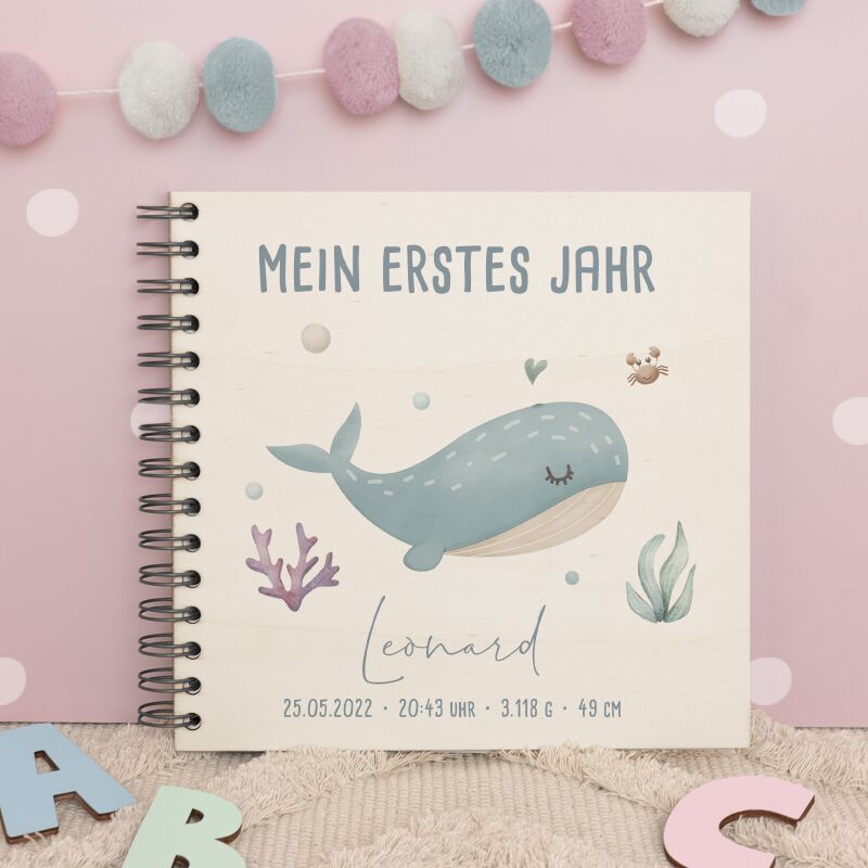 Personalisiertes Babybuch bunt bedruckt "Wal"