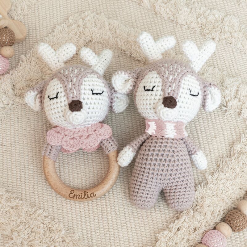 Set aus personalisierter Babyrassel und Kuscheltier "Reh"