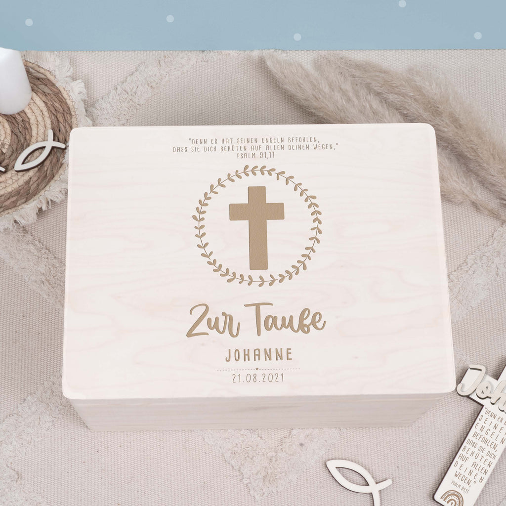 Erinnerungsbox Taufgeschenk "Kreuz mit Kranz" Gravur
