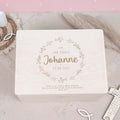 Erinnerungsbox Taufgeschenk "Blumenkranz" Gravur