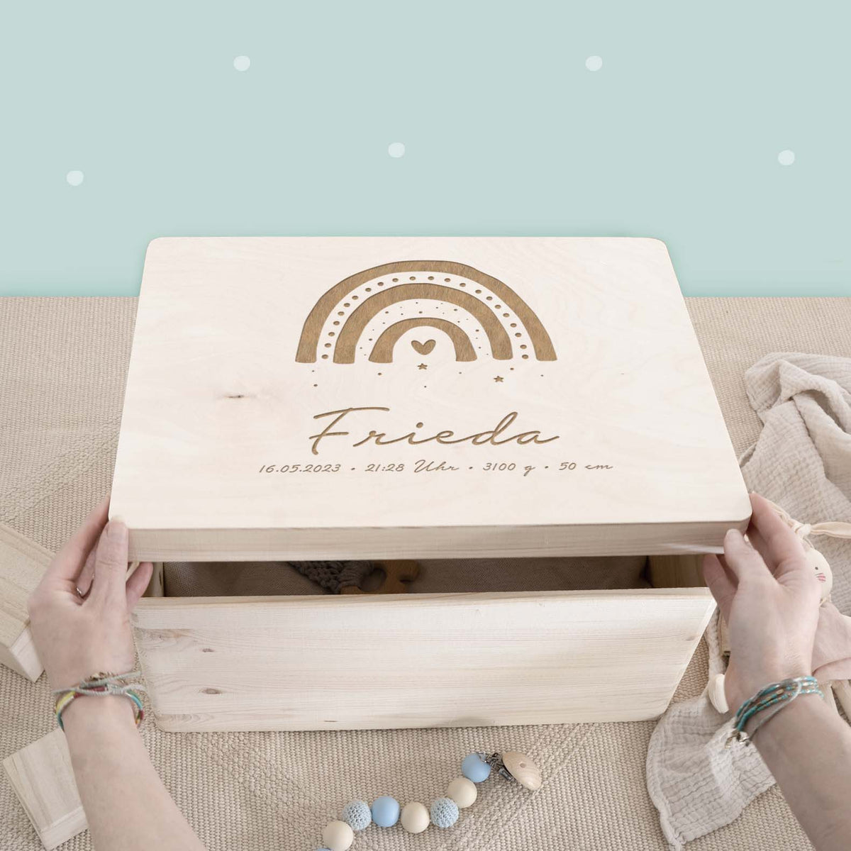 Erinnerungsbox „Regenbogen“ personalisiert Gravur