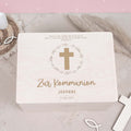 Erinnerungsbox Geschenk zur Kommunion "Kreuz mit Blumen" Gravur