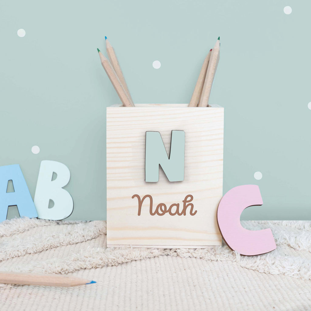 Personalisierter Stiftehalter Namens-Gravur mit 3D-Anfangsbuchstabe