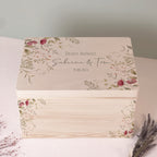 Personalisierte Erinnerungsbox zur Hochzeit Aquarell "Rote Blumen in der Ecke"
