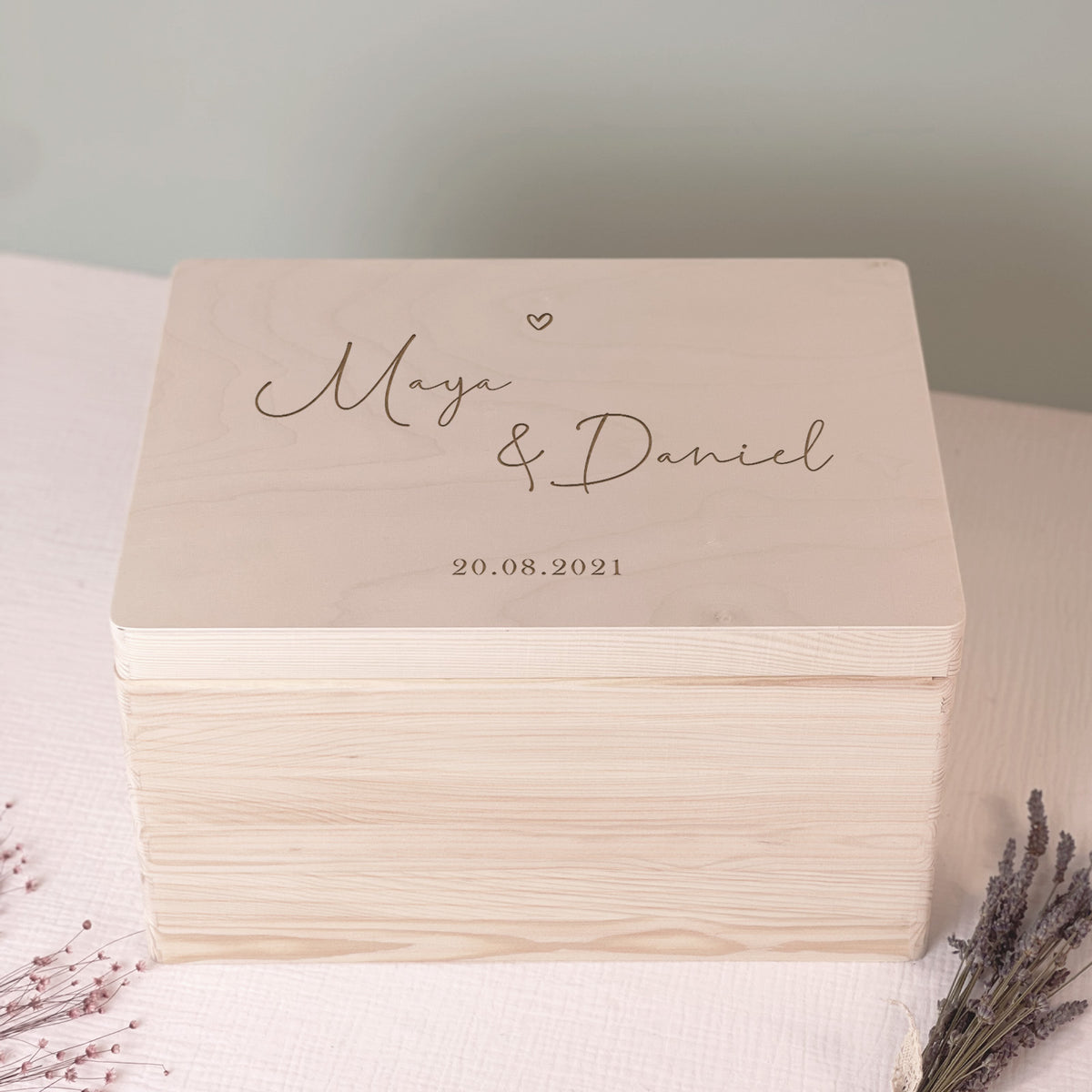 Erinnerungsbox zur Hochzeit „Herz“ personalisiert Gravur