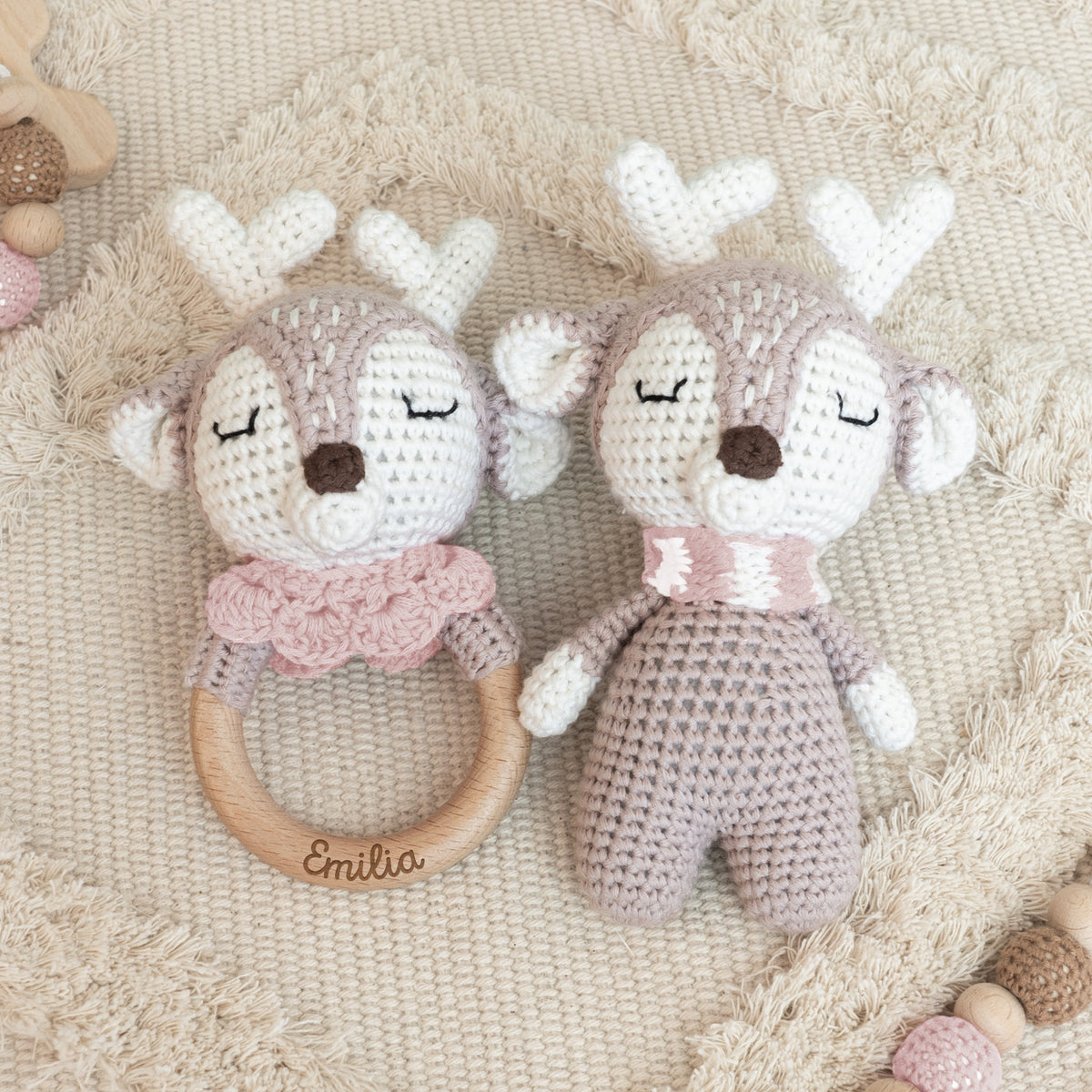 Set aus personalisierter Babyrassel und Kuscheltier "Reh"
