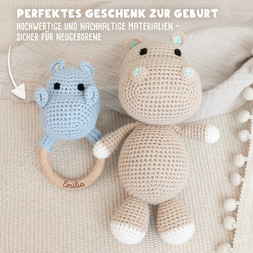 Set aus personalisierter Babyrassel und Kuscheltier "Nilpferd"
