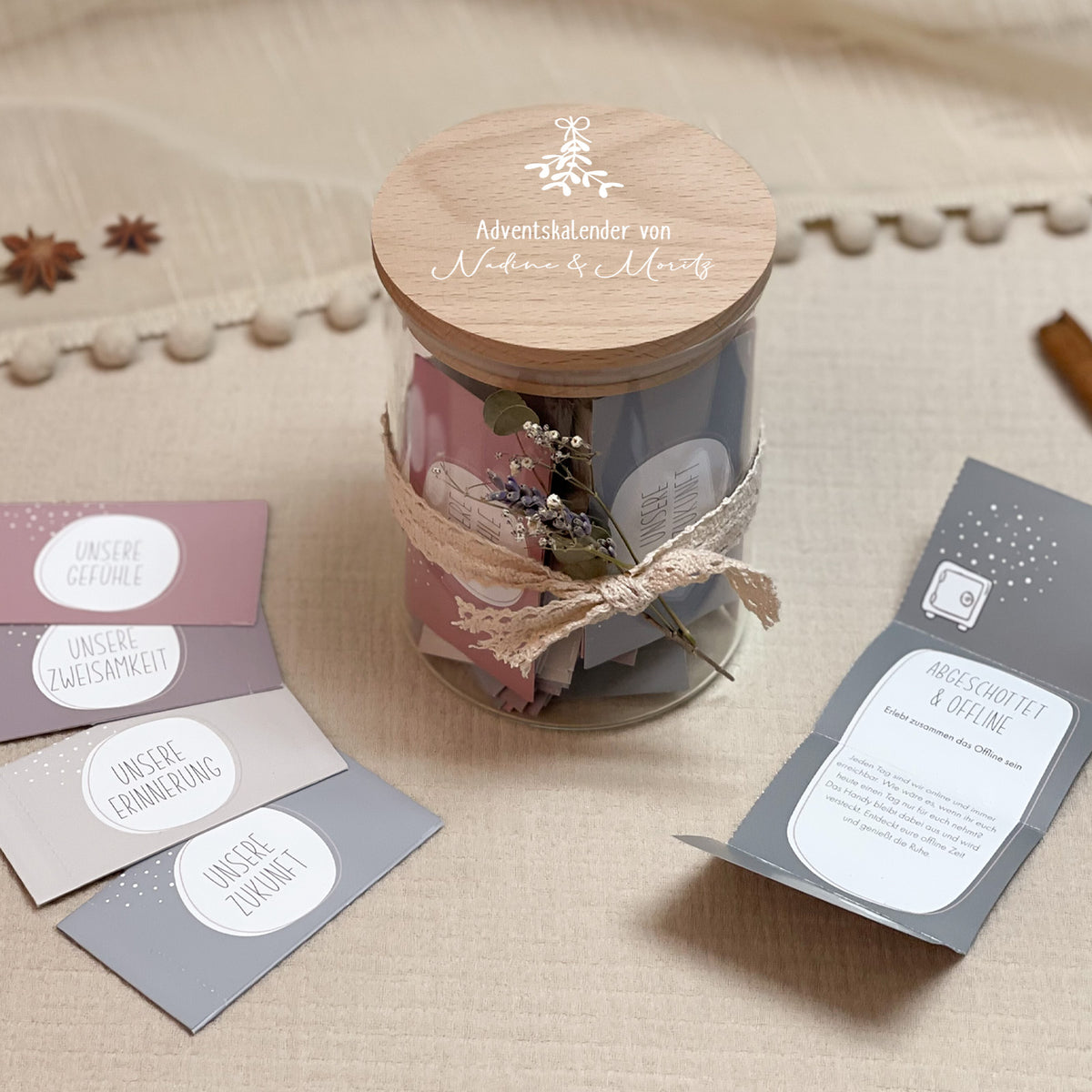 Personalisierter Paar-Adventskalender mit 24 Losen Weißdruck "Mistelzweig"