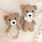 Set aus personalisierter Babyrassel und Kuscheltier "Bär"