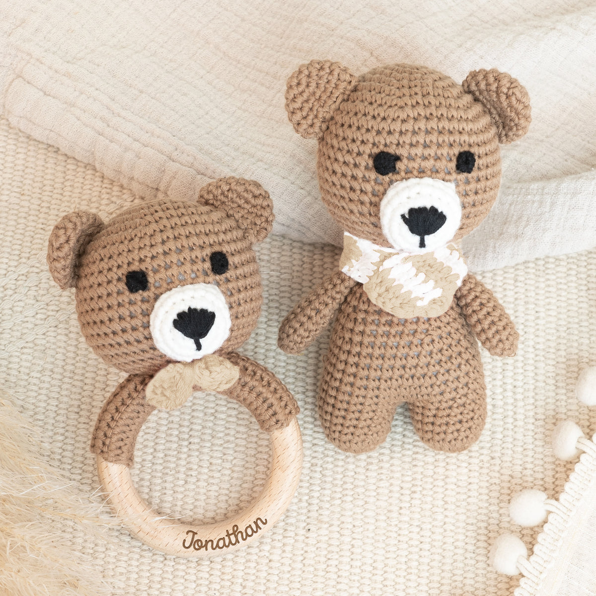 Set aus personalisierter Babyrassel und Kuscheltier "Bär"