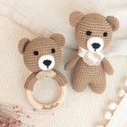 Set aus personalisierter Babyrassel und Kuscheltier "Bär"
