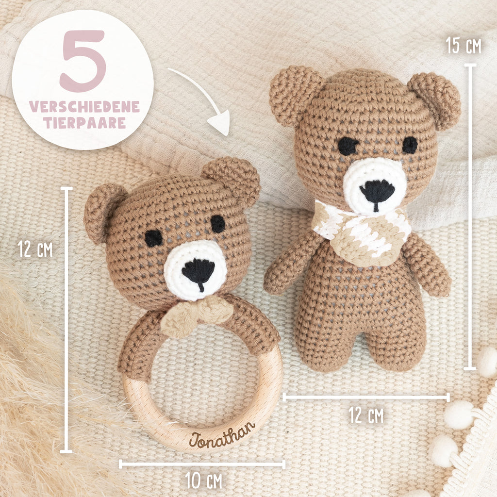 Set aus personalisierter Babyrassel und Kuscheltier "Bär"