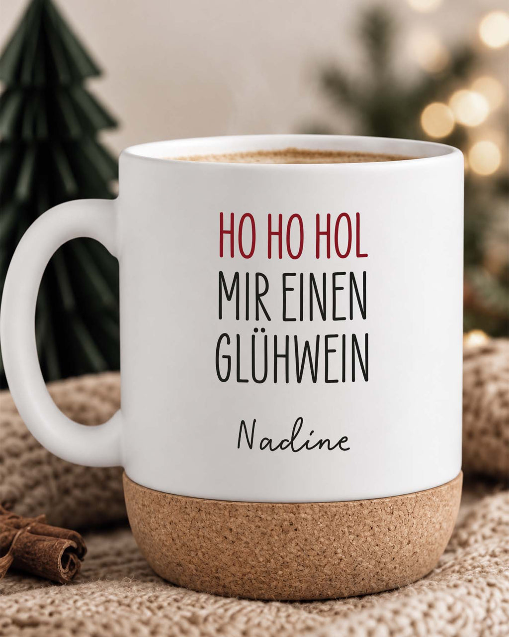Weihnachtstasse „Ho Ho Hol mir einen Glühwein“ mit Korkboden & Deckel personalisiert Sublimation