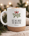 Weihnachtstasse „Kiss me under the Mistletoe“ mit Korkboden & Deckel personalisiert Sublimation