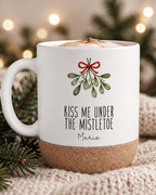 Weihnachtstasse „Kiss me under the Mistletoe“ mit Korkboden & Deckel personalisiert Sublimation