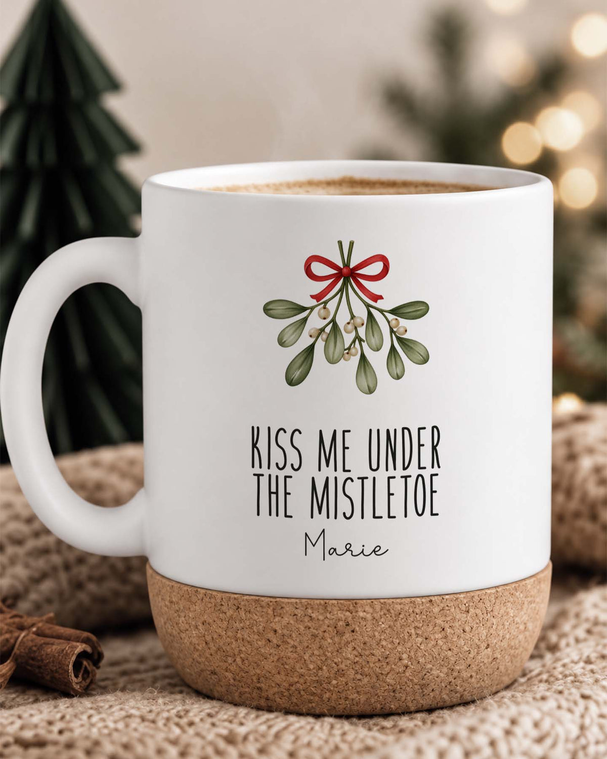 Weihnachtstasse „Kiss me under the Mistletoe“ mit Korkboden & Deckel personalisiert Sublimation