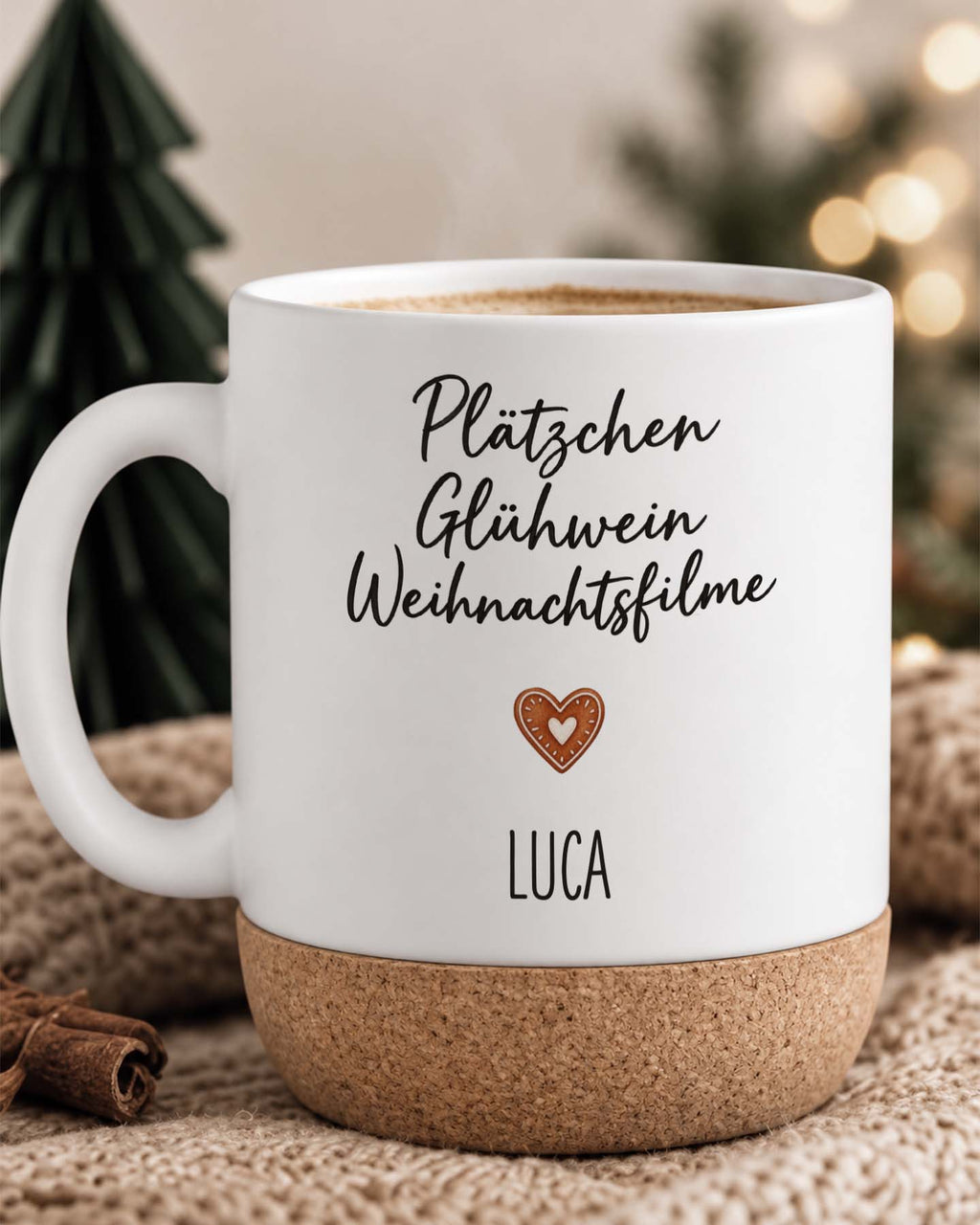 Weihnachtstasse „Plätzchen Glühwein Weihnachtsfilme“ mit Korkboden & Deckel personalisiert Sublimation