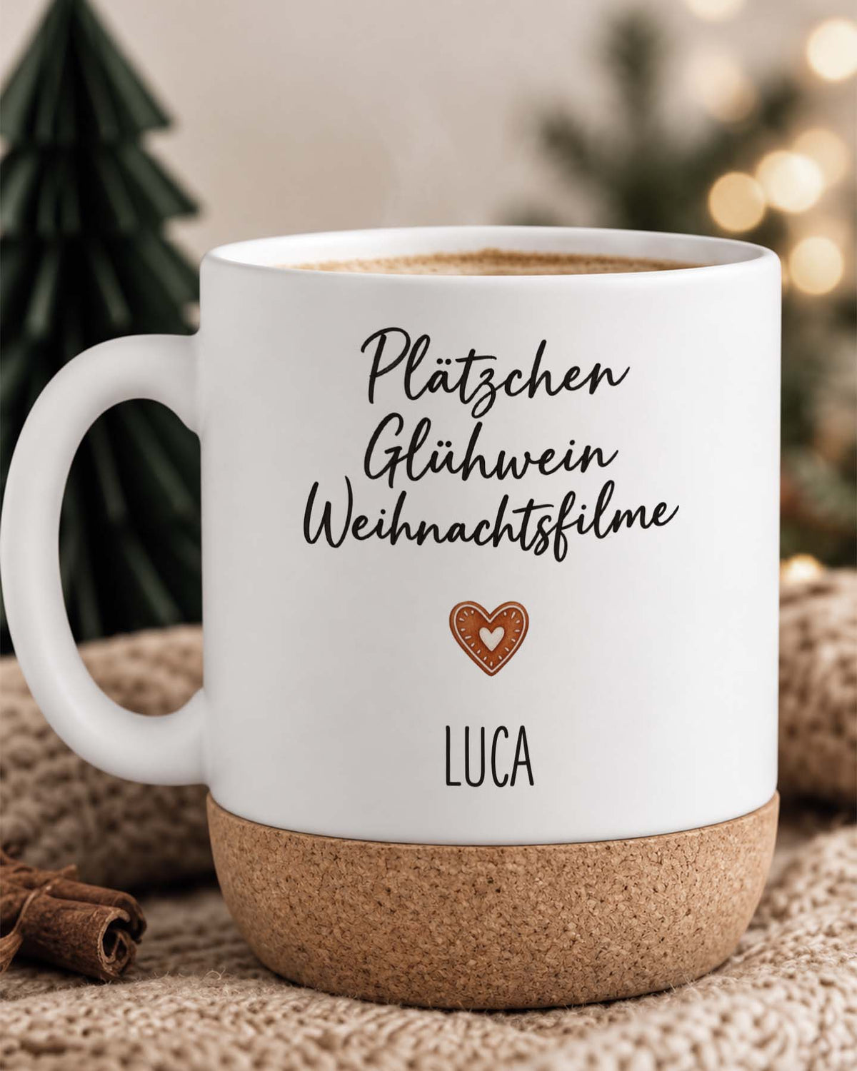 Weihnachtstasse „Plätzchen Glühwein Weihnachtsfilme“ mit Korkboden & Deckel personalisiert Sublimation