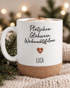 Weihnachtstasse „Plätzchen Glühwein Weihnachtsfilme“ mit Korkboden & Deckel personalisiert Sublimation