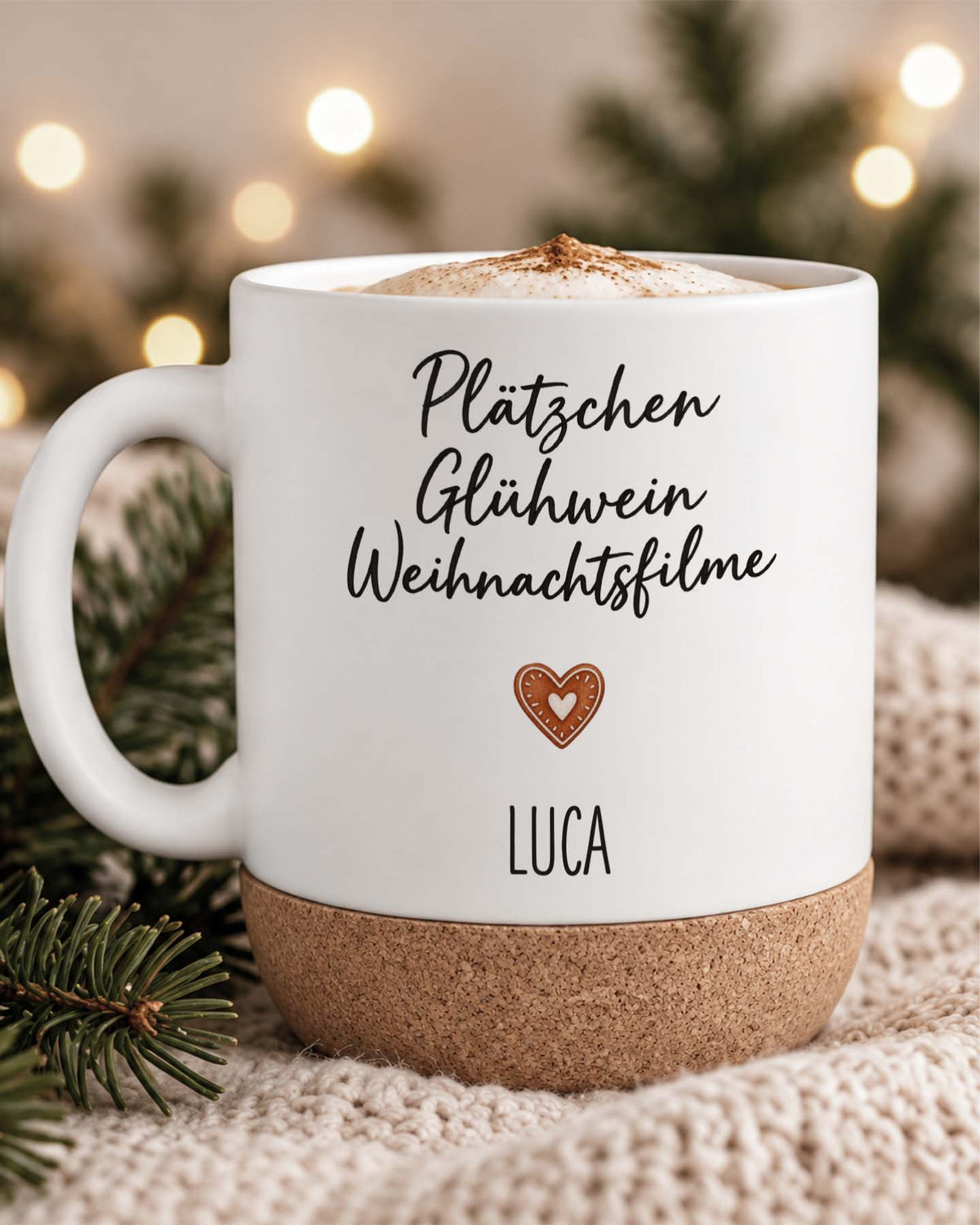 Weihnachtstasse „Plätzchen Glühwein Weihnachtsfilme“ mit Korkboden & Deckel personalisiert Sublimation