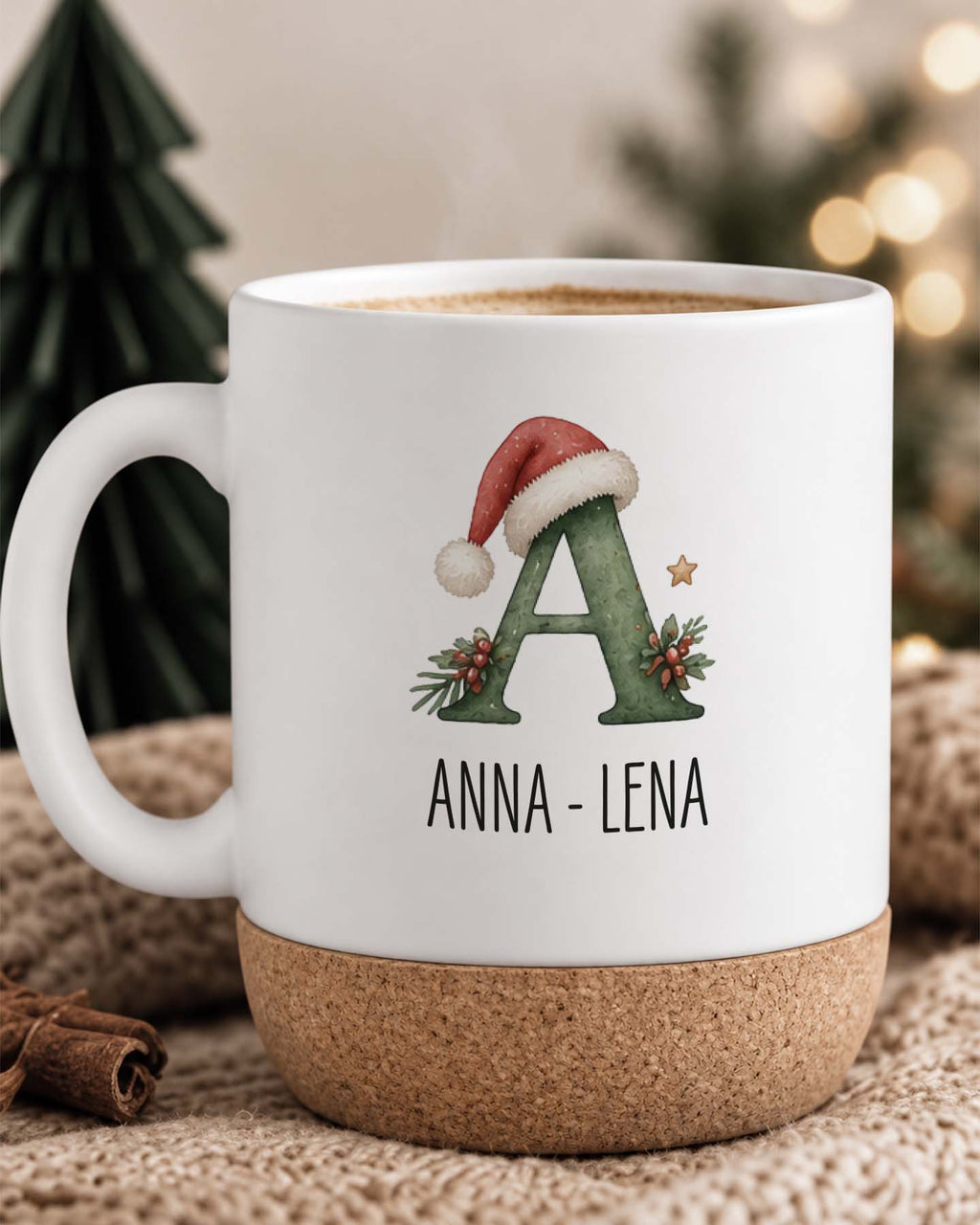 Weihnachtstasse „Weihnachtsbuchstabe“ mit Korkboden & Deckel personalisiert Sublimation