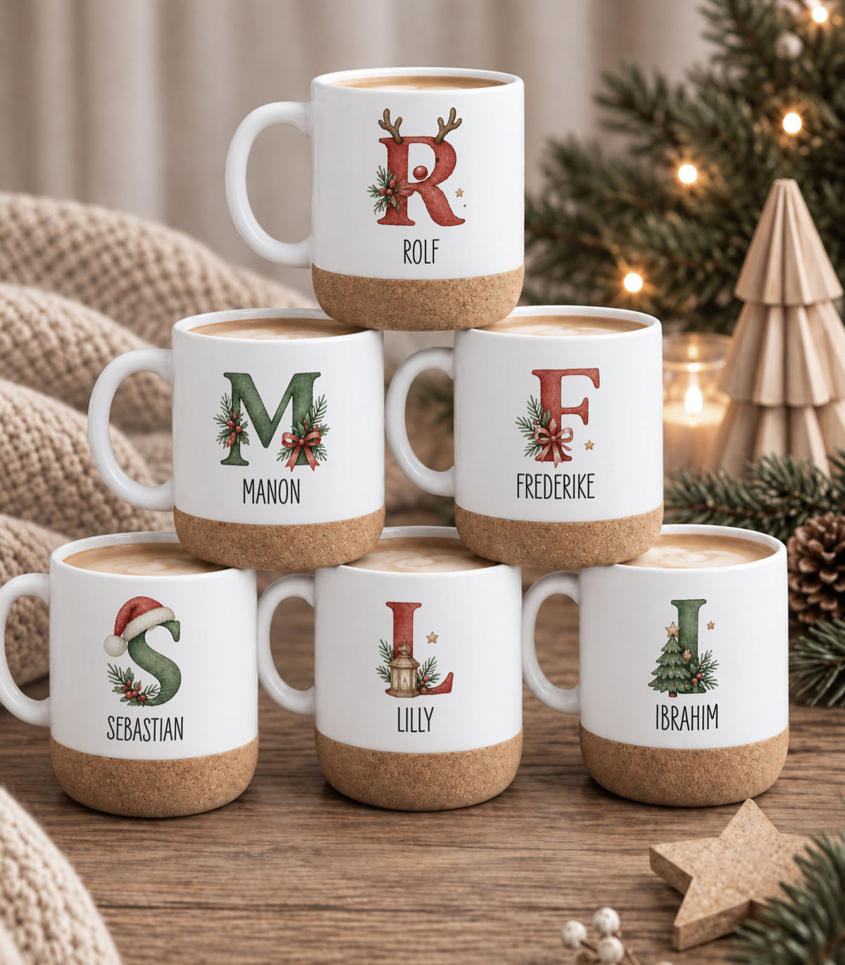 Weihnachtstasse „Weihnachtsbuchstabe“ mit Korkboden & Deckel personalisiert Sublimation