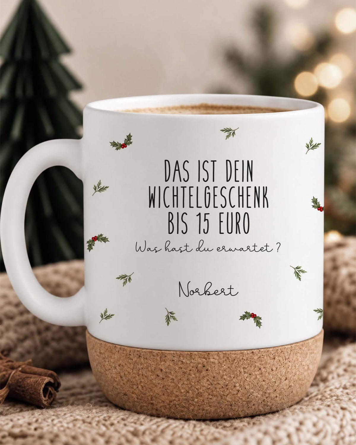 Weihnachtstasse „Wichtelgeschenk bis 15 Euro“ mit Korkboden & Deckel personalisiert Sublimation