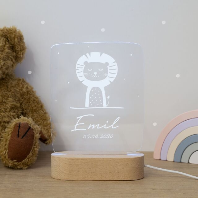 LED Kinder Nachtlicht Personalisiert L&ouml;we-Motiv aus Acrylglas mit USB-Anschluss