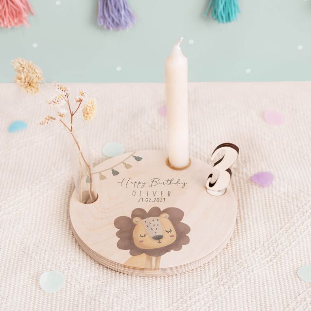 Personalisierter Geburtstagsteller Löwe mit Kerzenhalter, Vase & Jahreszahlen