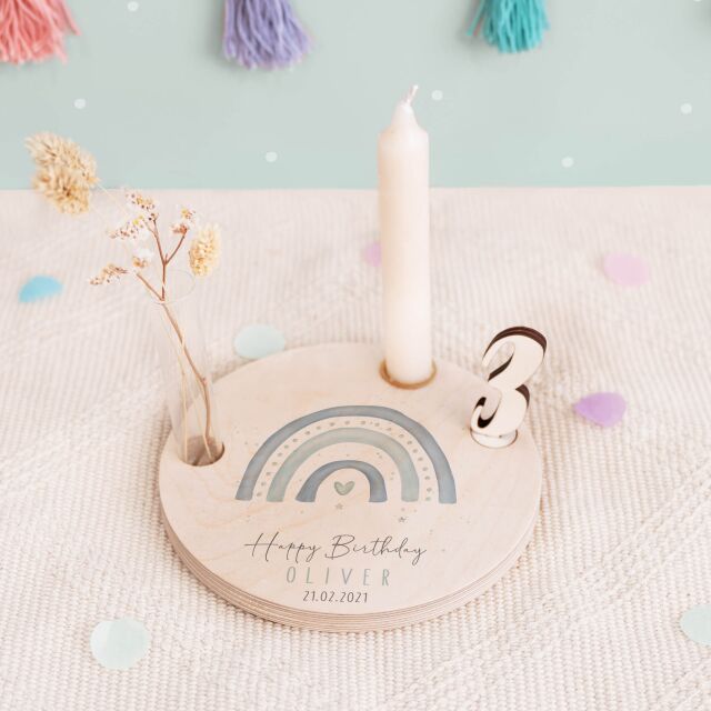 Personalisierter Geburtstagsteller Regenbogen blau mit Kerzenhalter, Vase & Jahreszahlen